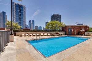 600 N KINGSBURY Street Unit: 902
