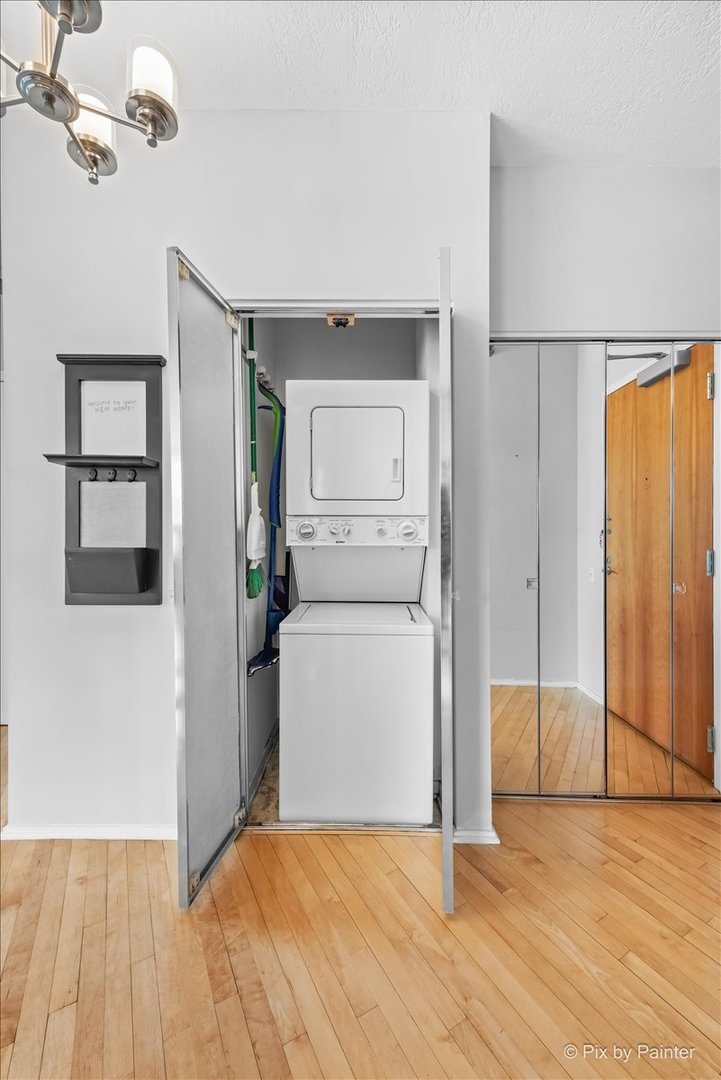 600 N KINGSBURY Street Unit: 902