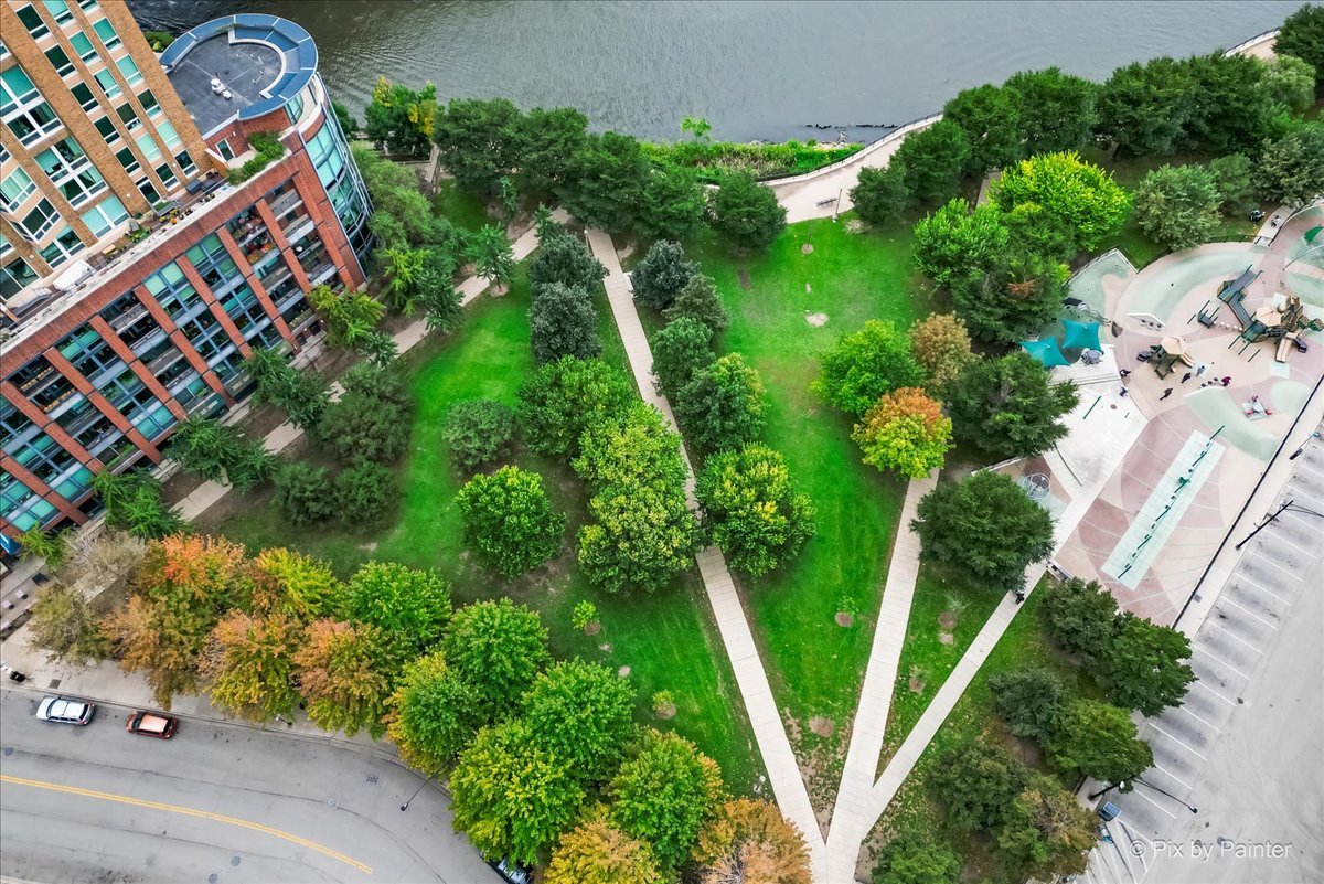 600 N KINGSBURY Street Unit: 902