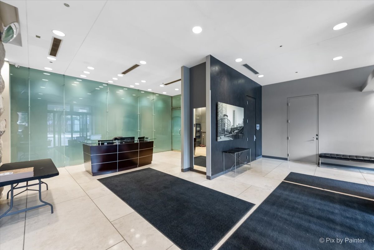 600 N KINGSBURY Street Unit: 902