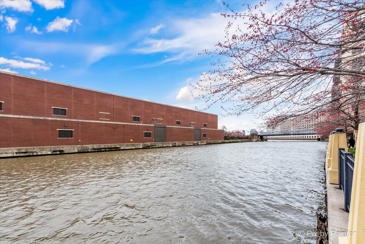 720 N Larrabee Street Unit: 802