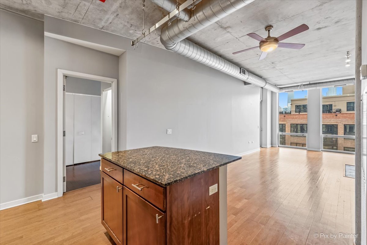 720 N Larrabee Street Unit: 802