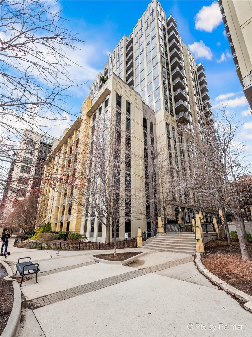 720 N Larrabee Street Unit: 802