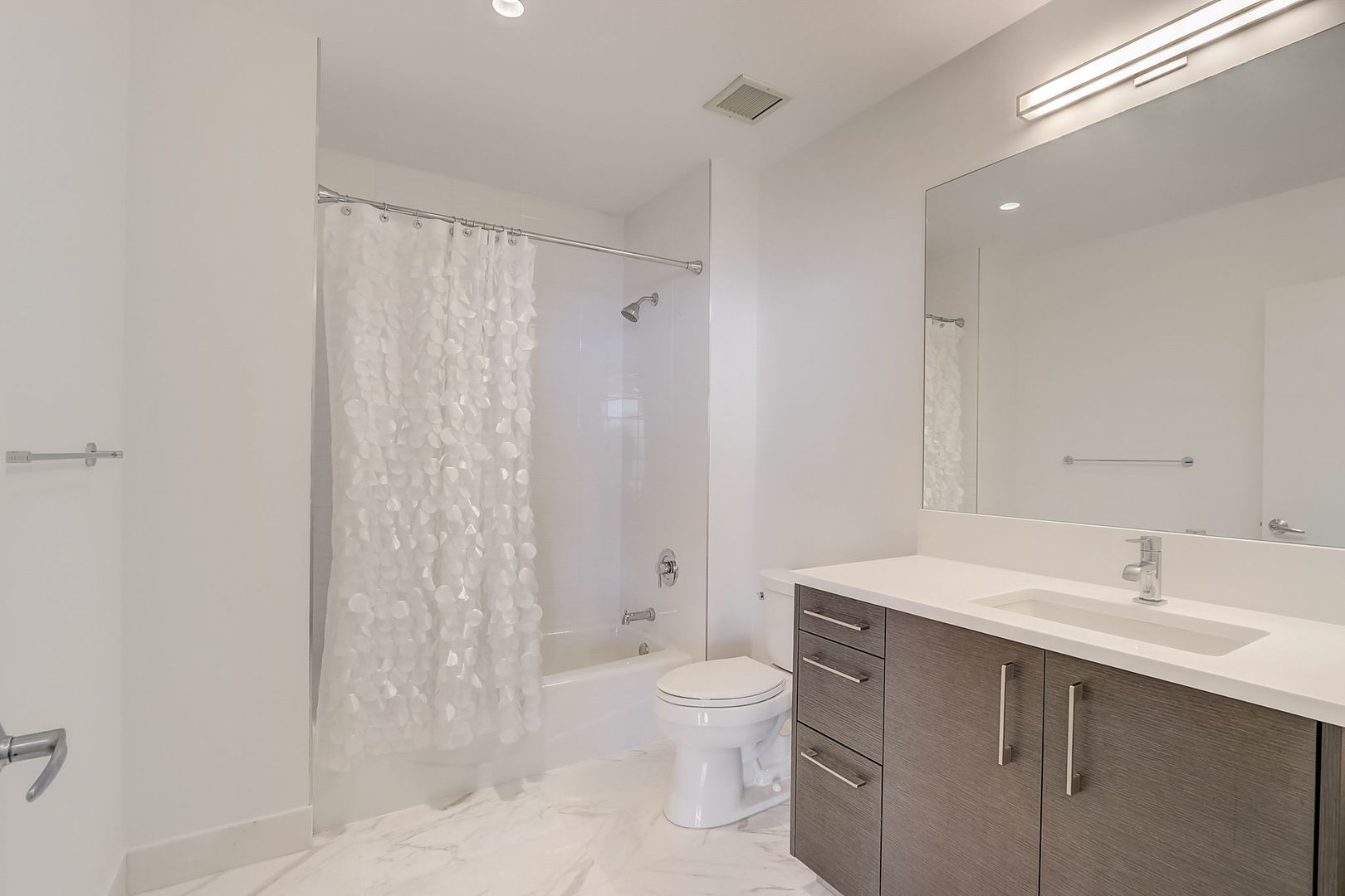 1201 S Prairie Avenue Unit: 3902