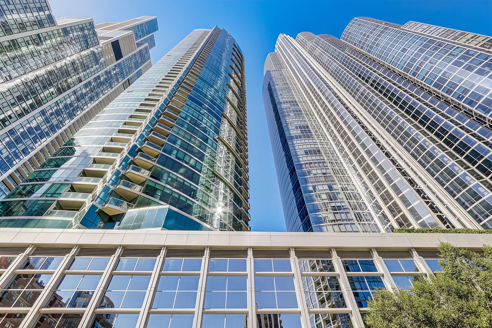 1201 S Prairie Avenue Unit: 3902