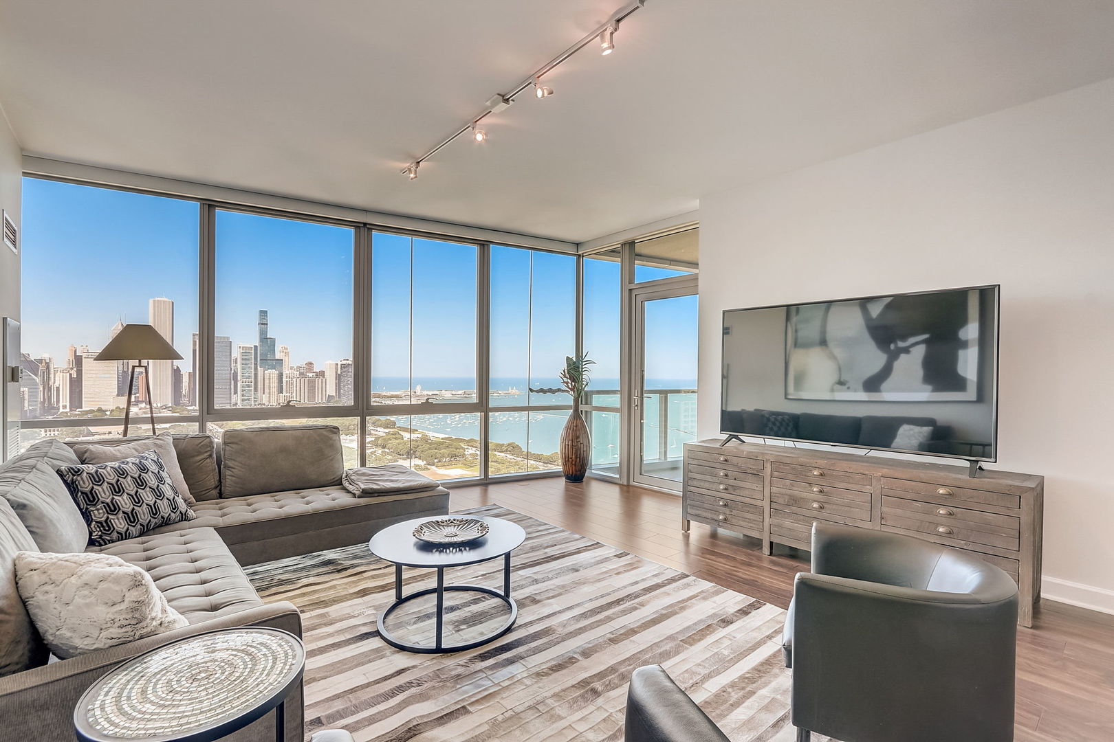 1201 S Prairie Avenue Unit: 3902