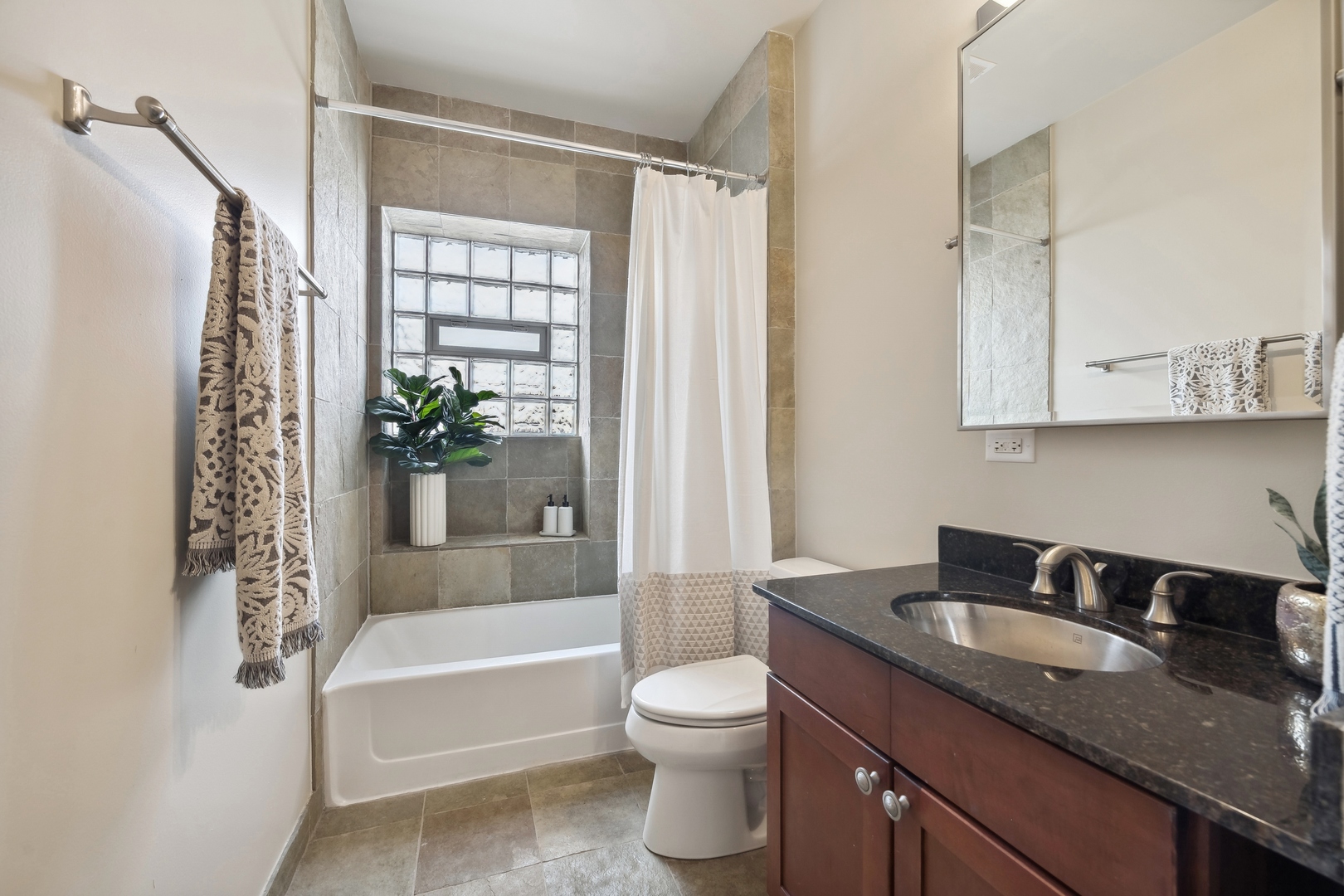 3543 N Lakewood Avenue Unit: 3