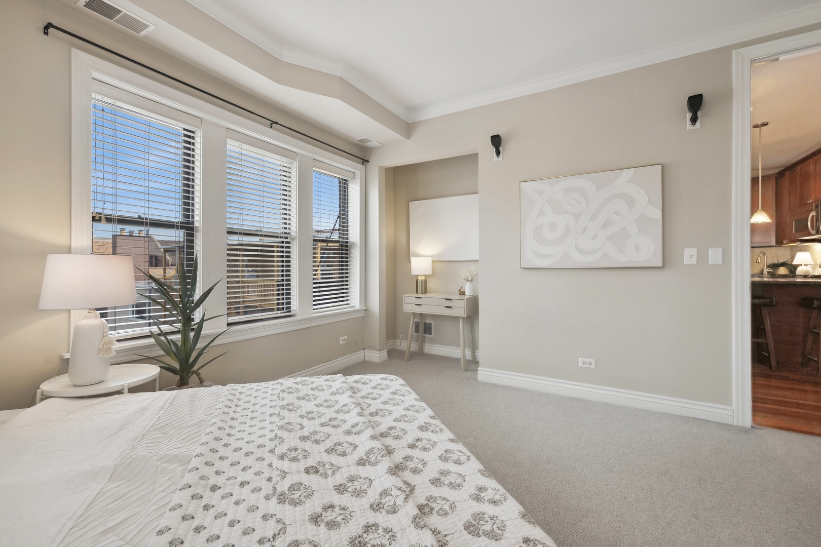 3543 N Lakewood Avenue Unit: 3