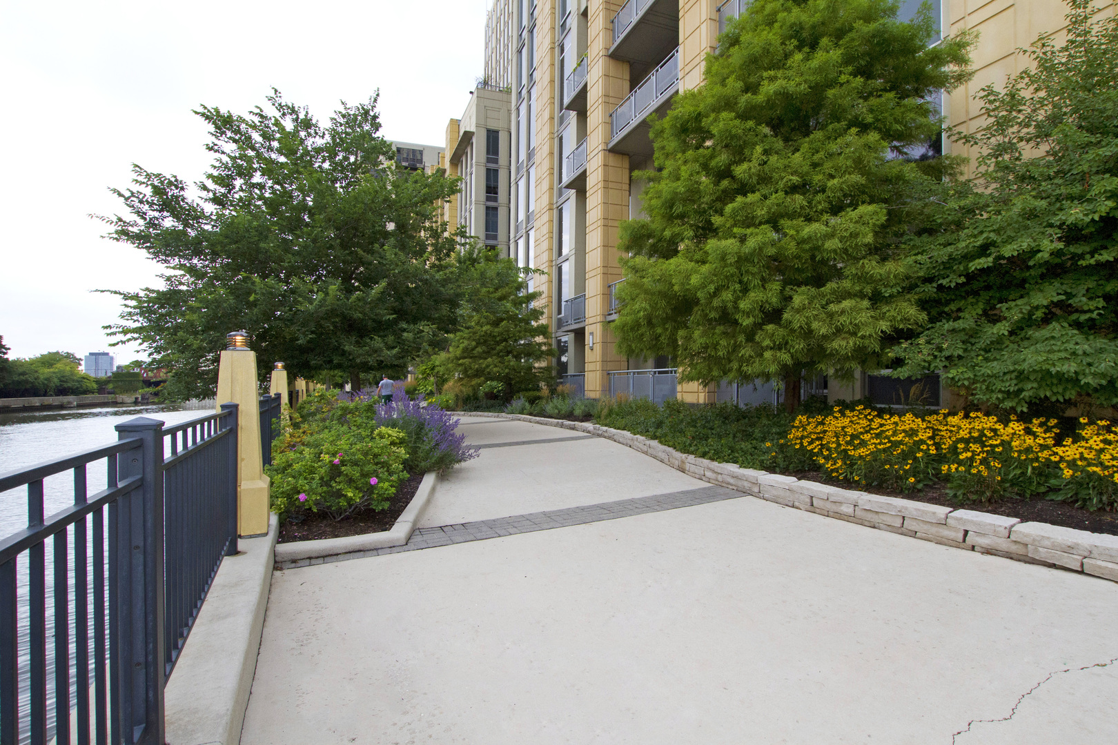 700 N Larrabee Street Unit: R1
