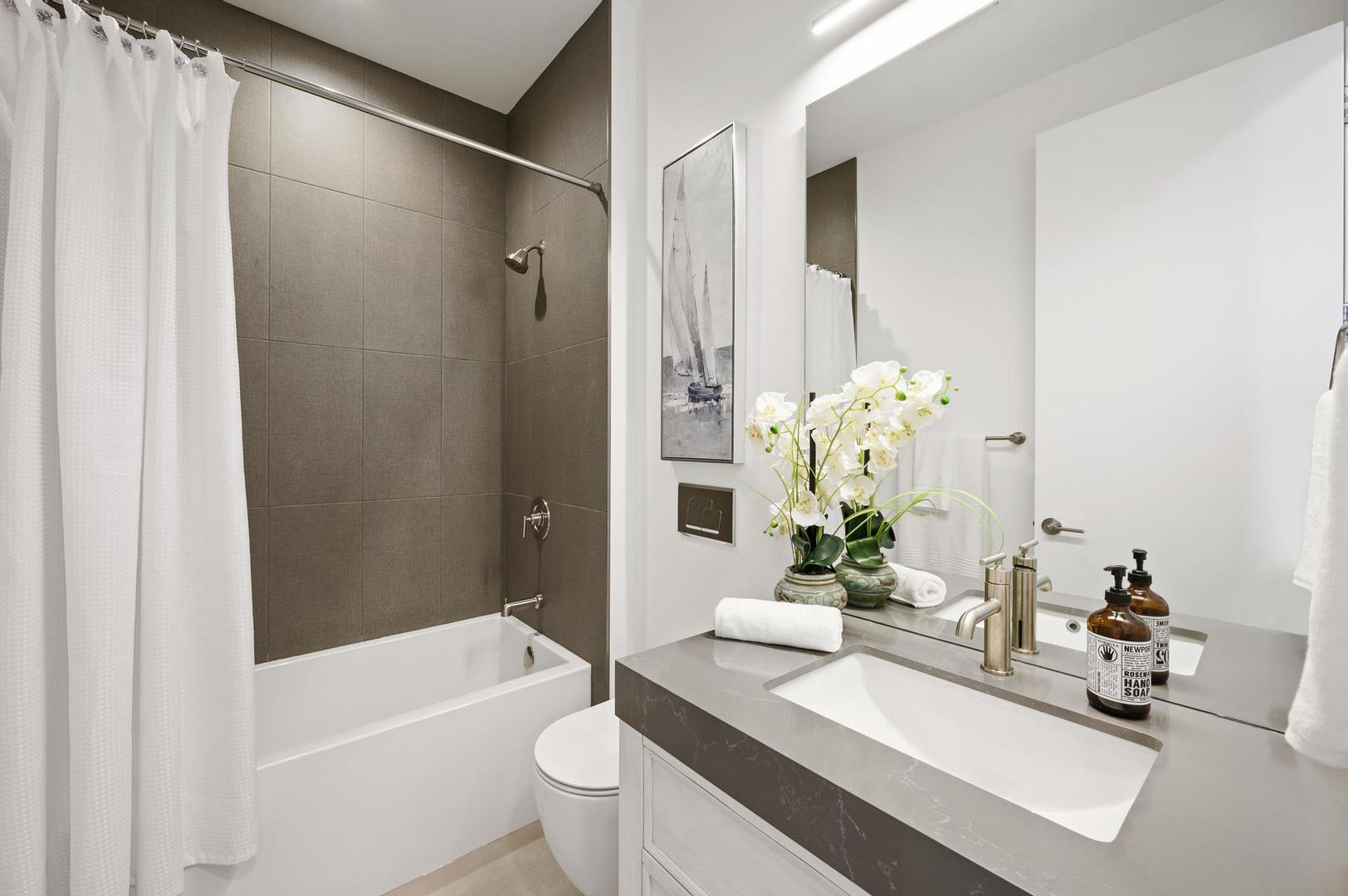 204 S Leavitt Street Unit: 203