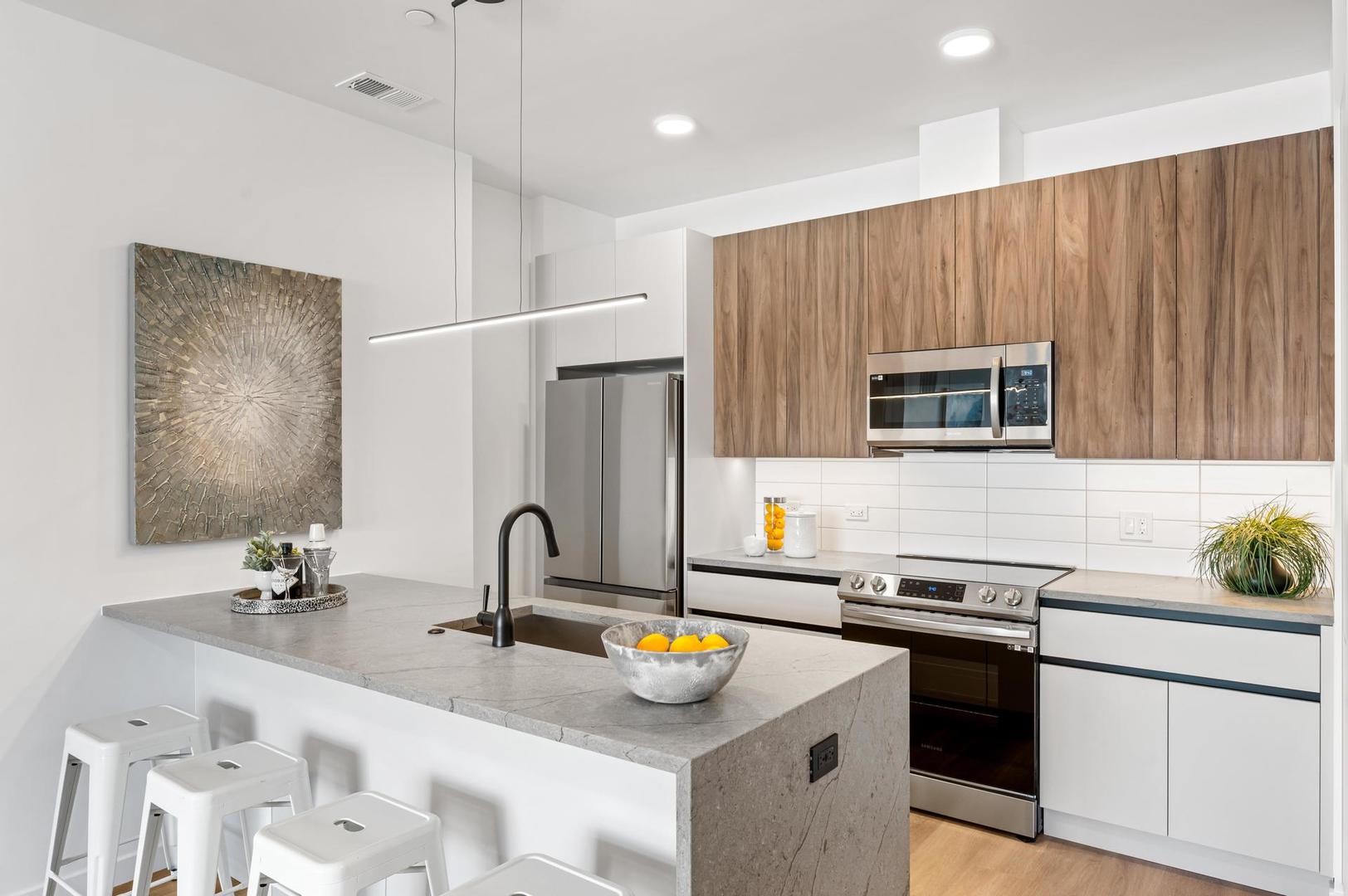204 S Leavitt Street Unit: 203