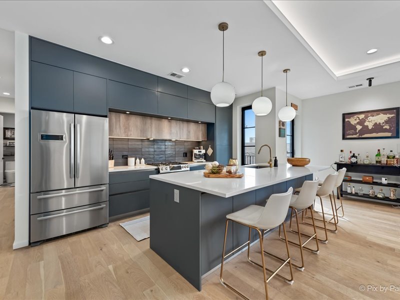522 N Western Avenue Unit: 302