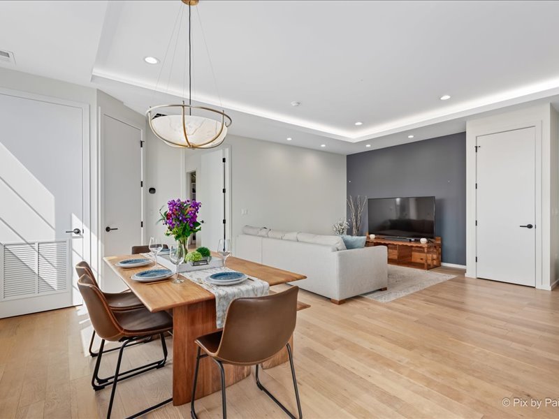 522 N Western Avenue Unit: 302