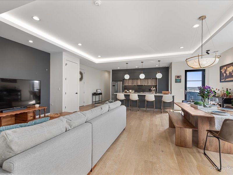 522 N Western Avenue Unit: 302