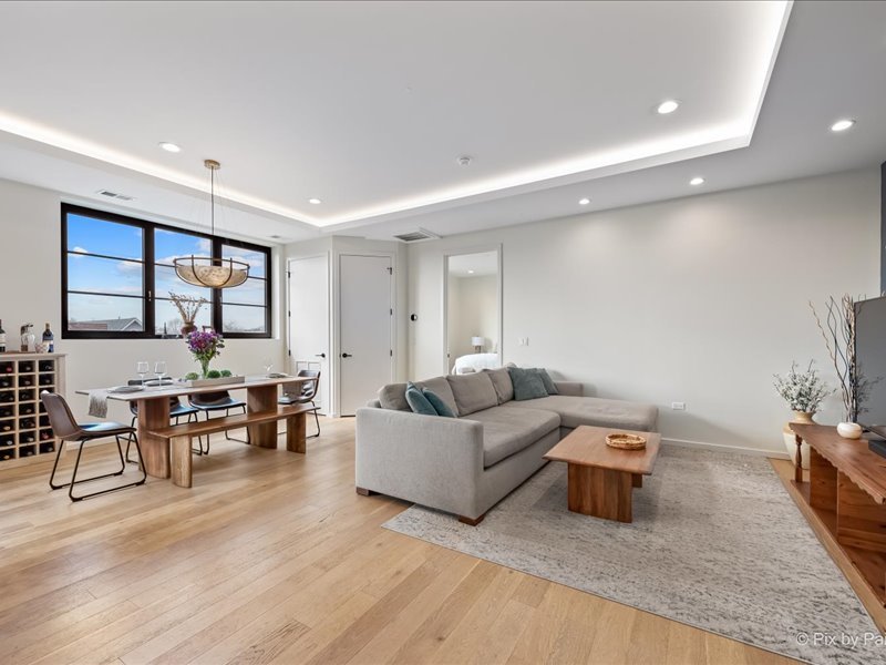 522 N Western Avenue Unit: 302