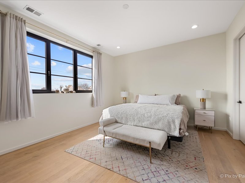 522 N Western Avenue Unit: 302