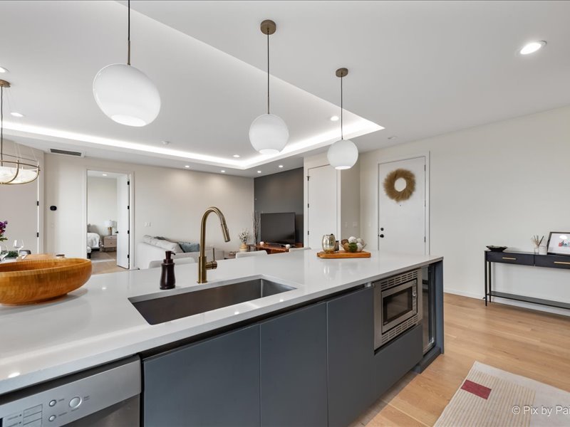 522 N Western Avenue Unit: 302