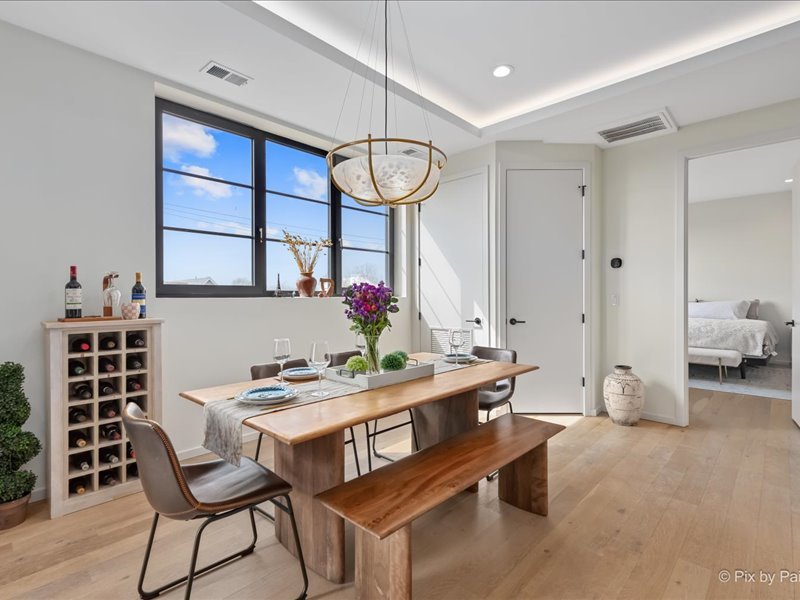 522 N Western Avenue Unit: 302