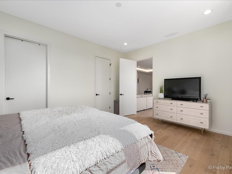 522 N Western Avenue Unit: 302