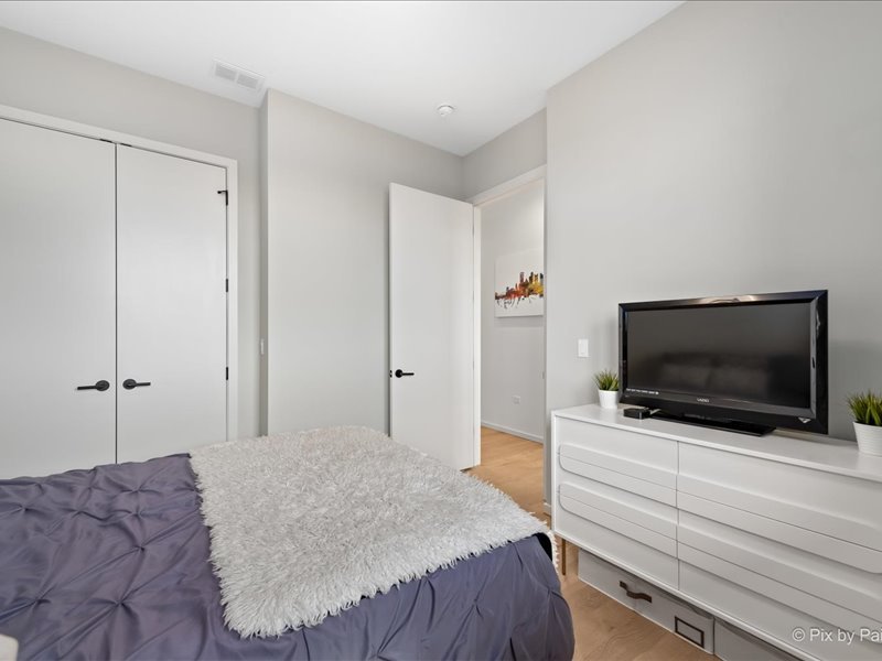 522 N Western Avenue Unit: 302