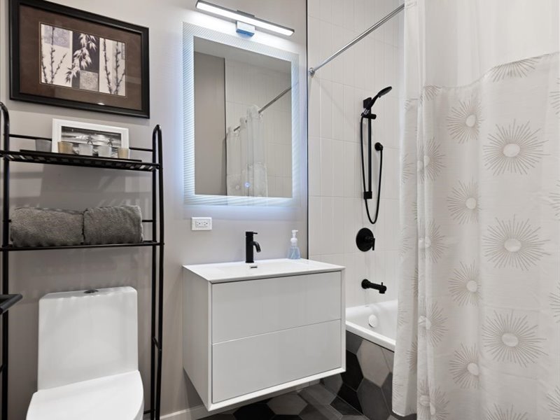 522 N Western Avenue Unit: 302