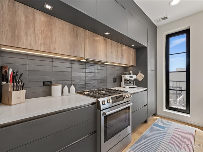 522 N Western Avenue Unit: 302