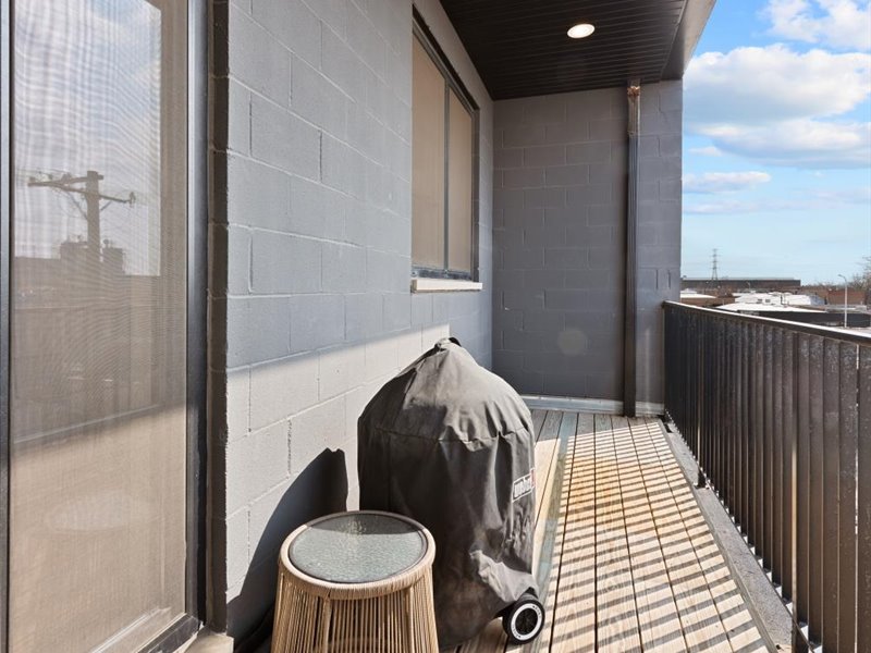 522 N Western Avenue Unit: 302