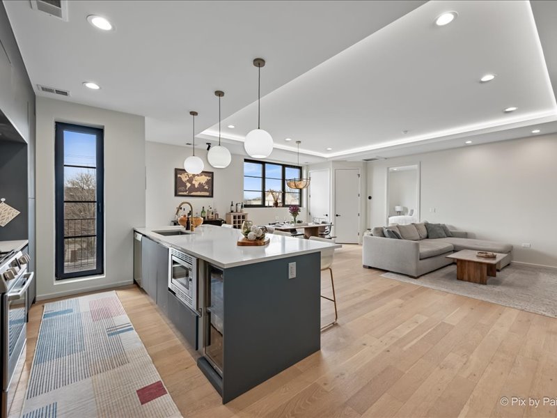 522 N Western Avenue Unit: 302