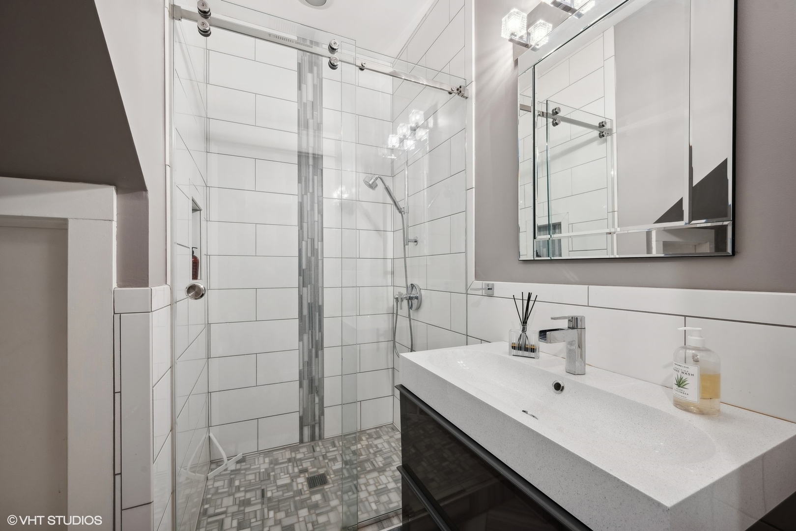 921 N La Salle Drive Unit: 6