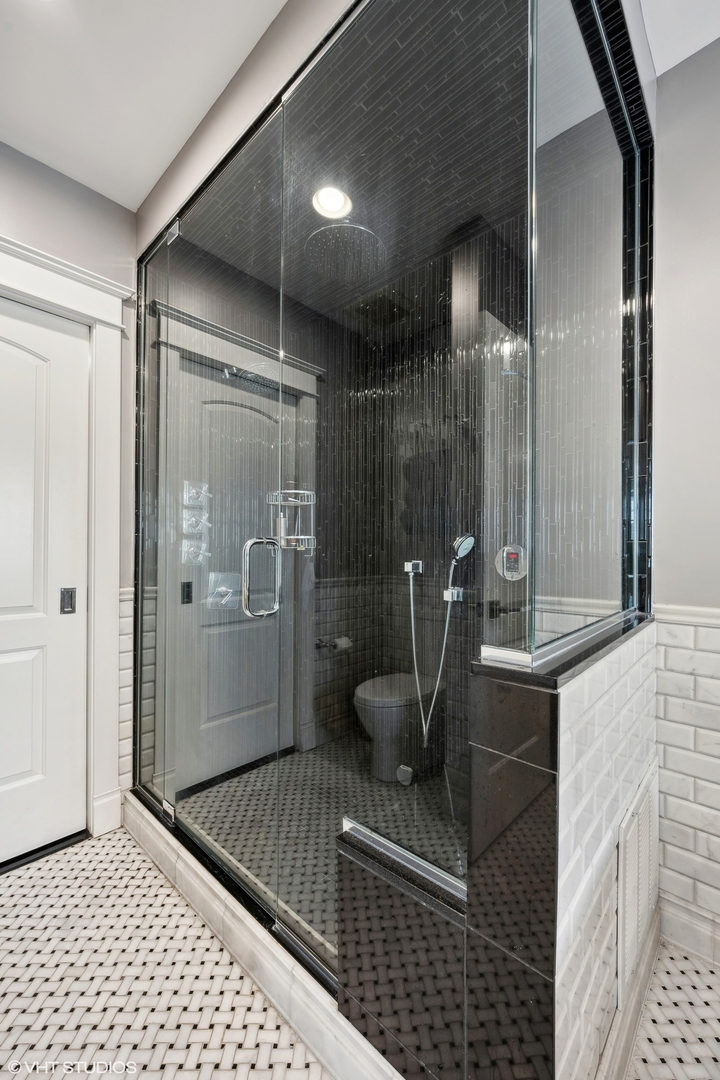 921 N La Salle Drive Unit: 6