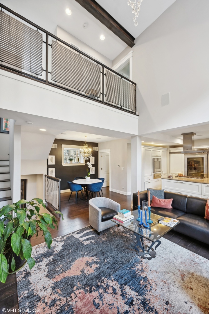 921 N La Salle Drive Unit: 6
