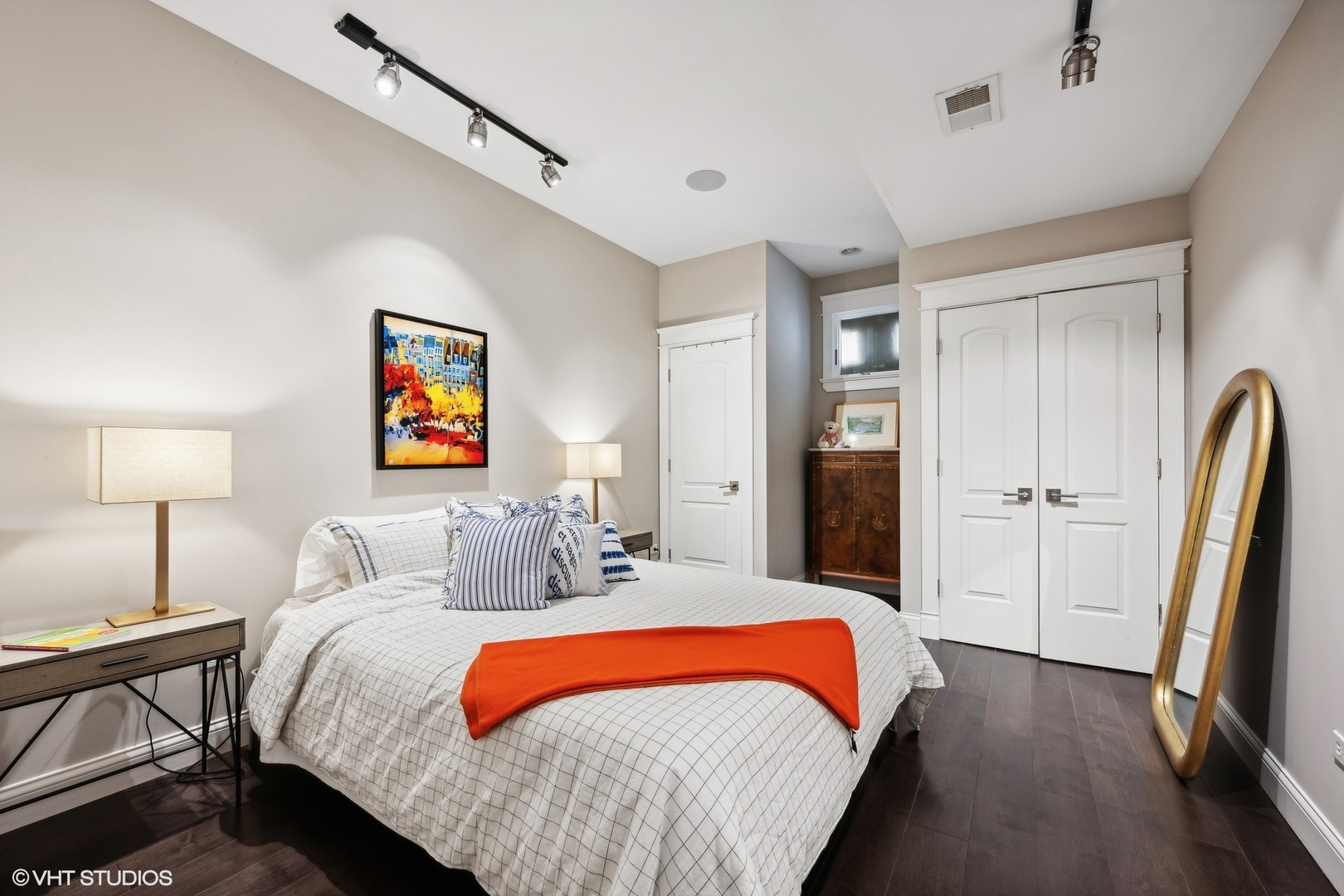 921 N La Salle Drive Unit: 6