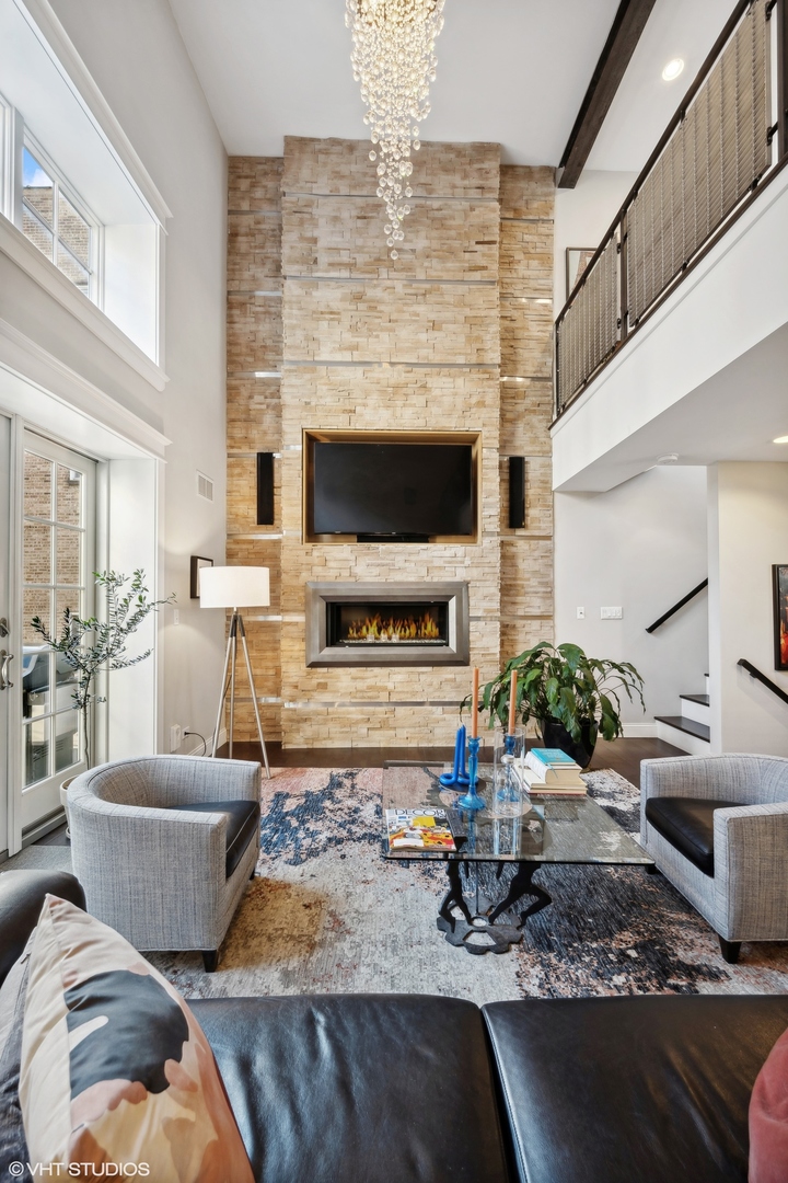 921 N La Salle Drive Unit: 6