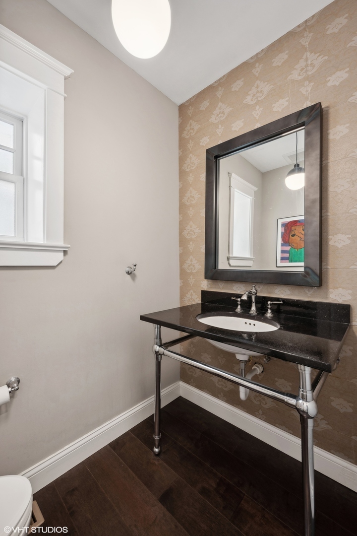 921 N La Salle Drive Unit: 6
