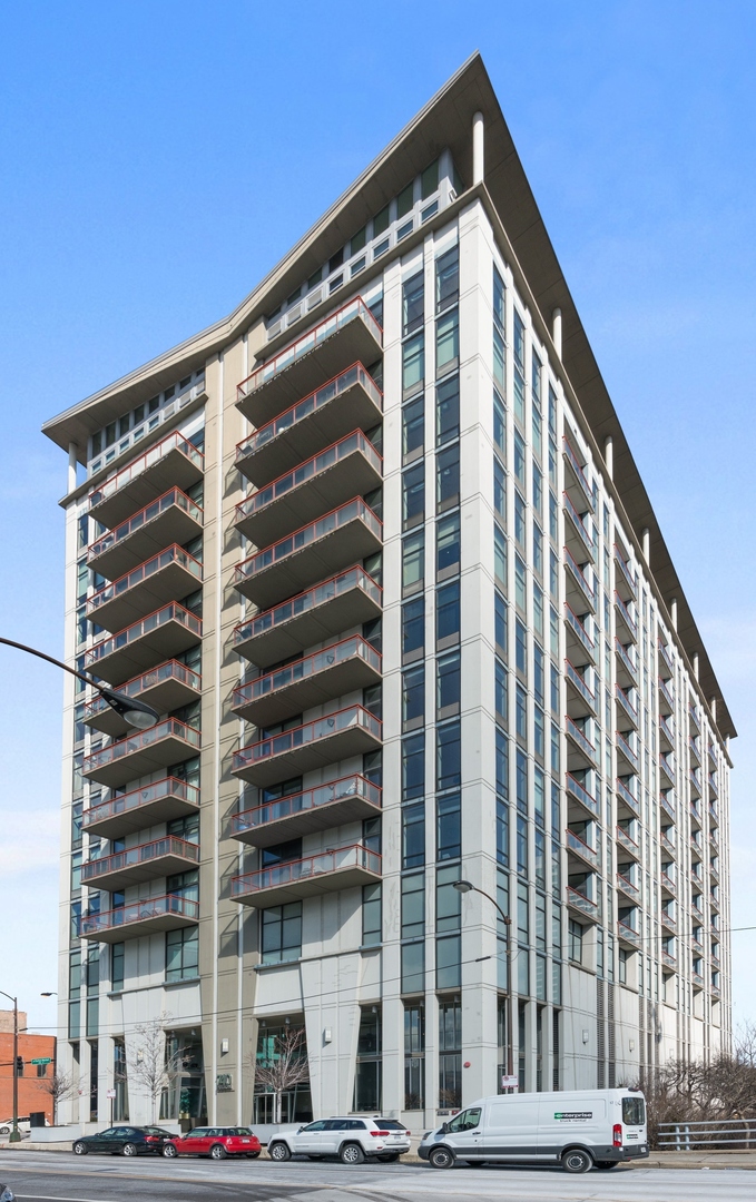 740 W Fulton Street Unit: 1107