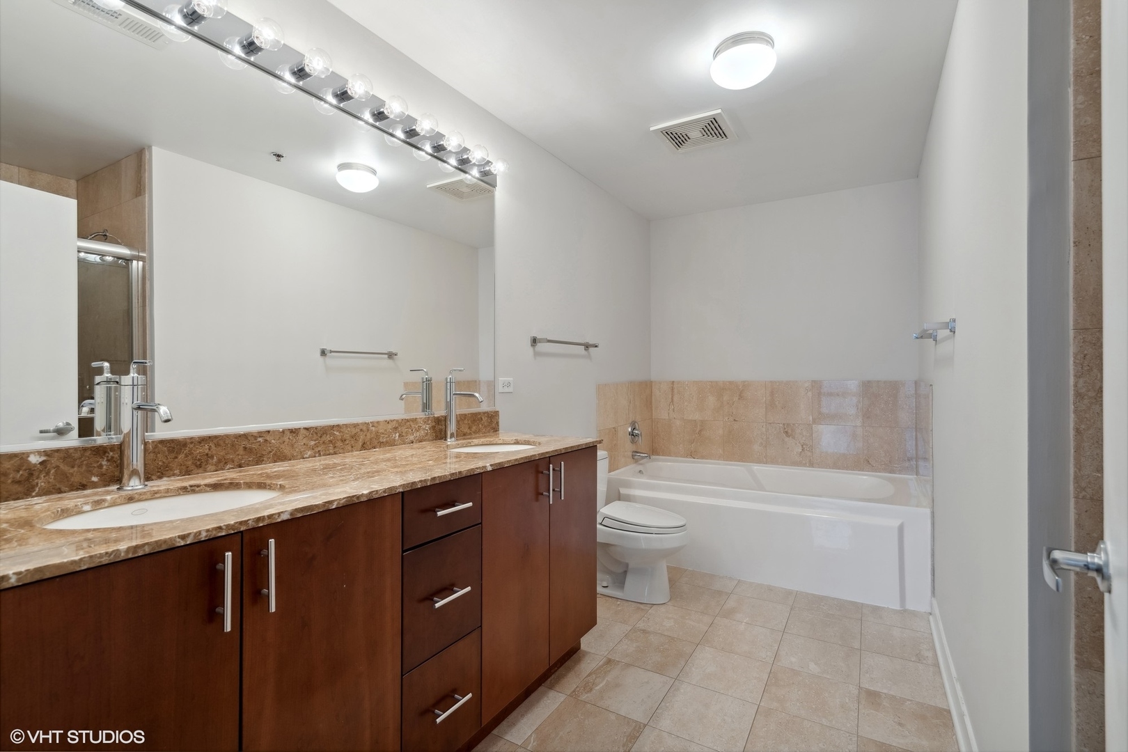 740 W Fulton Street Unit: 1107