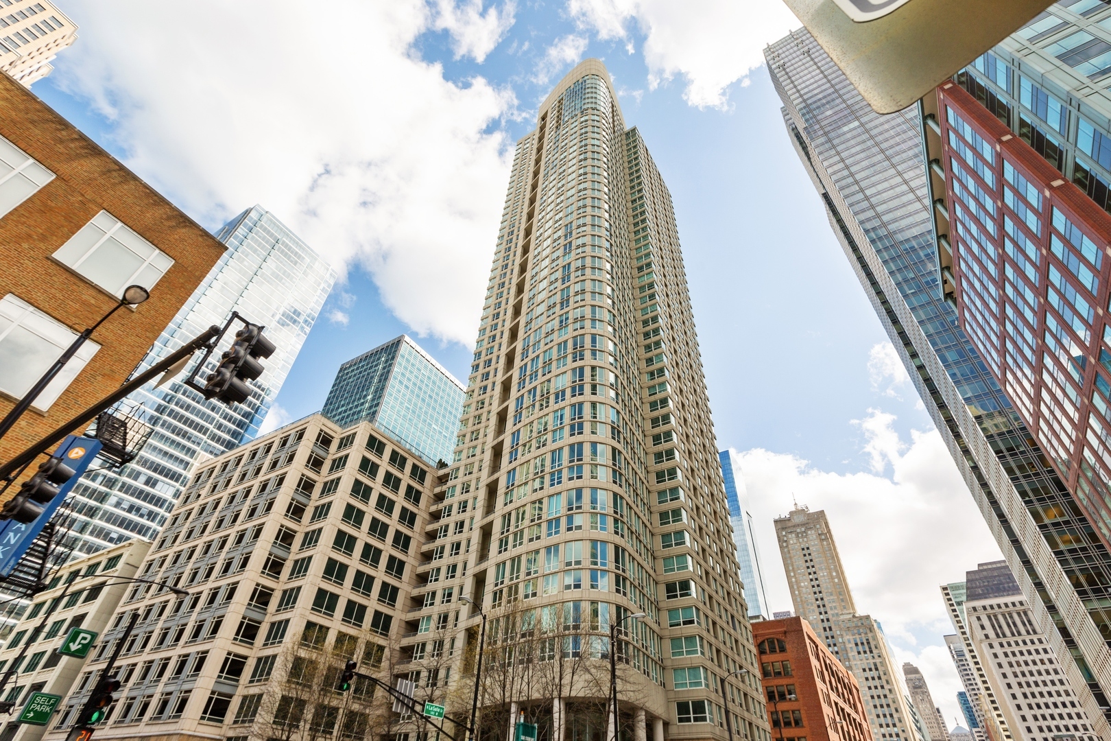 345 N La Salle Drive Unit: 1009