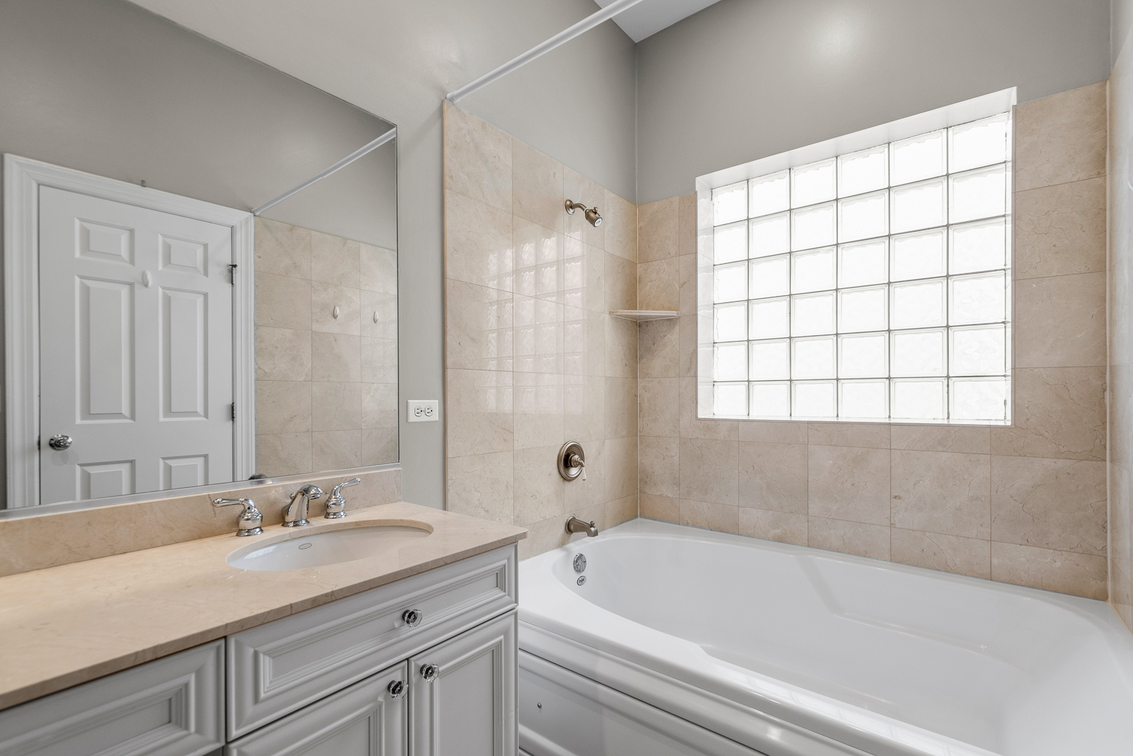 1545 N NORTH PARK Avenue Unit: 3N