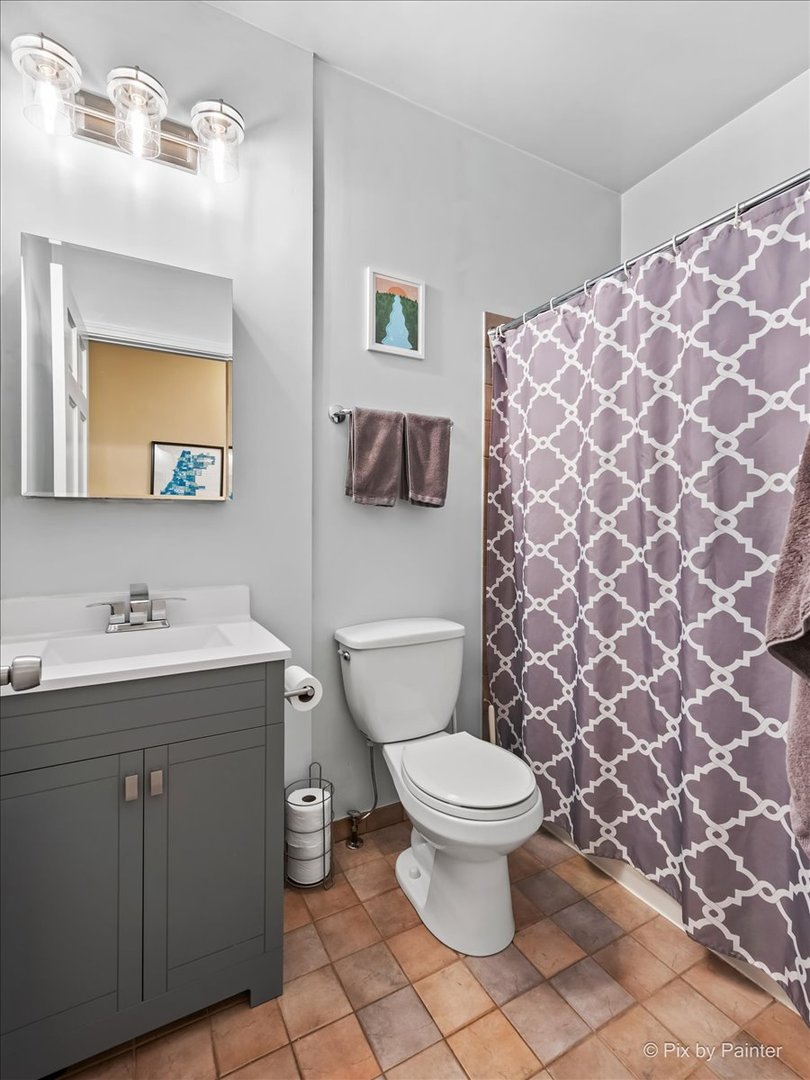 2550 N AVERS Avenue Unit: 2S