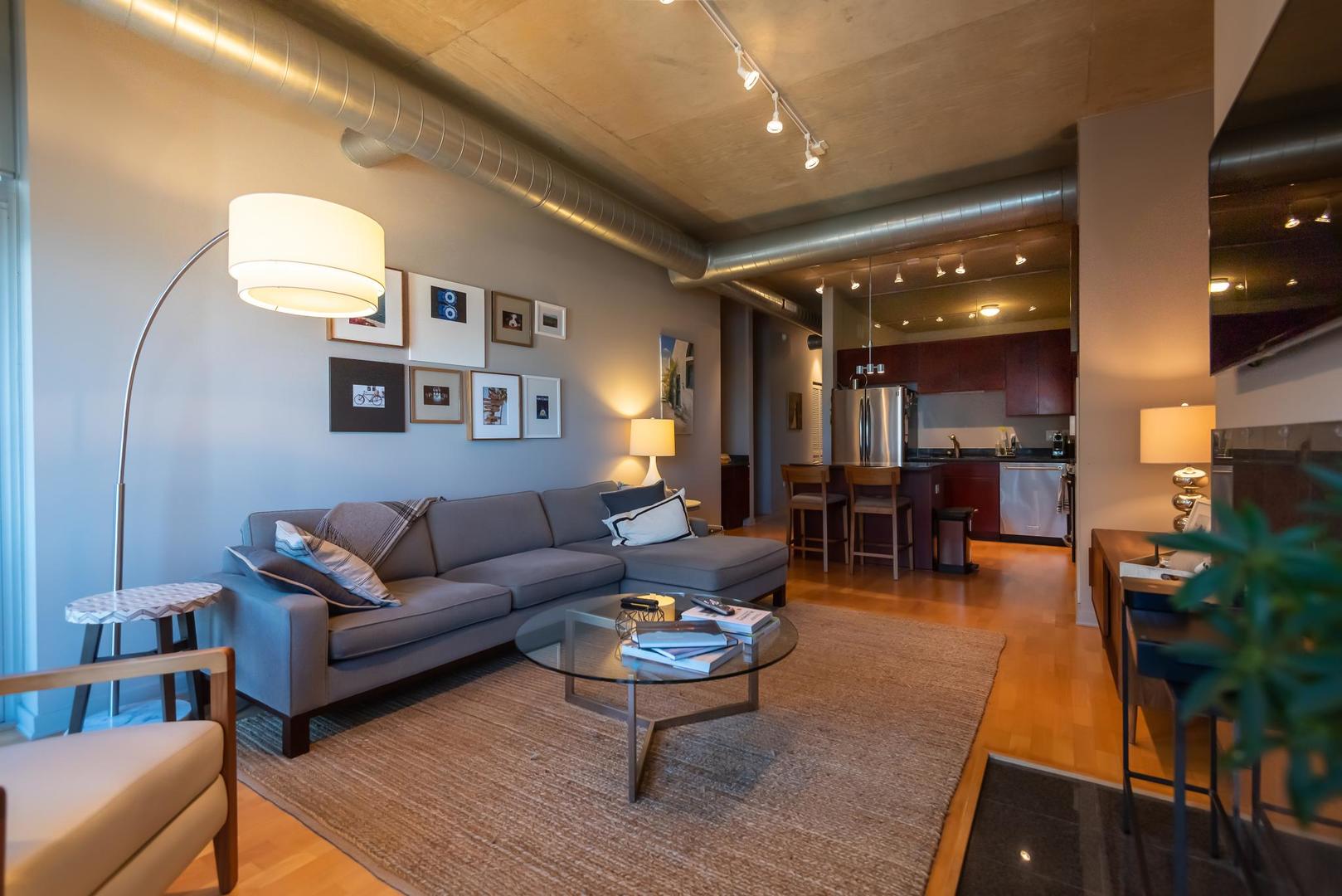 700 N Larrabee Street Unit: 1502