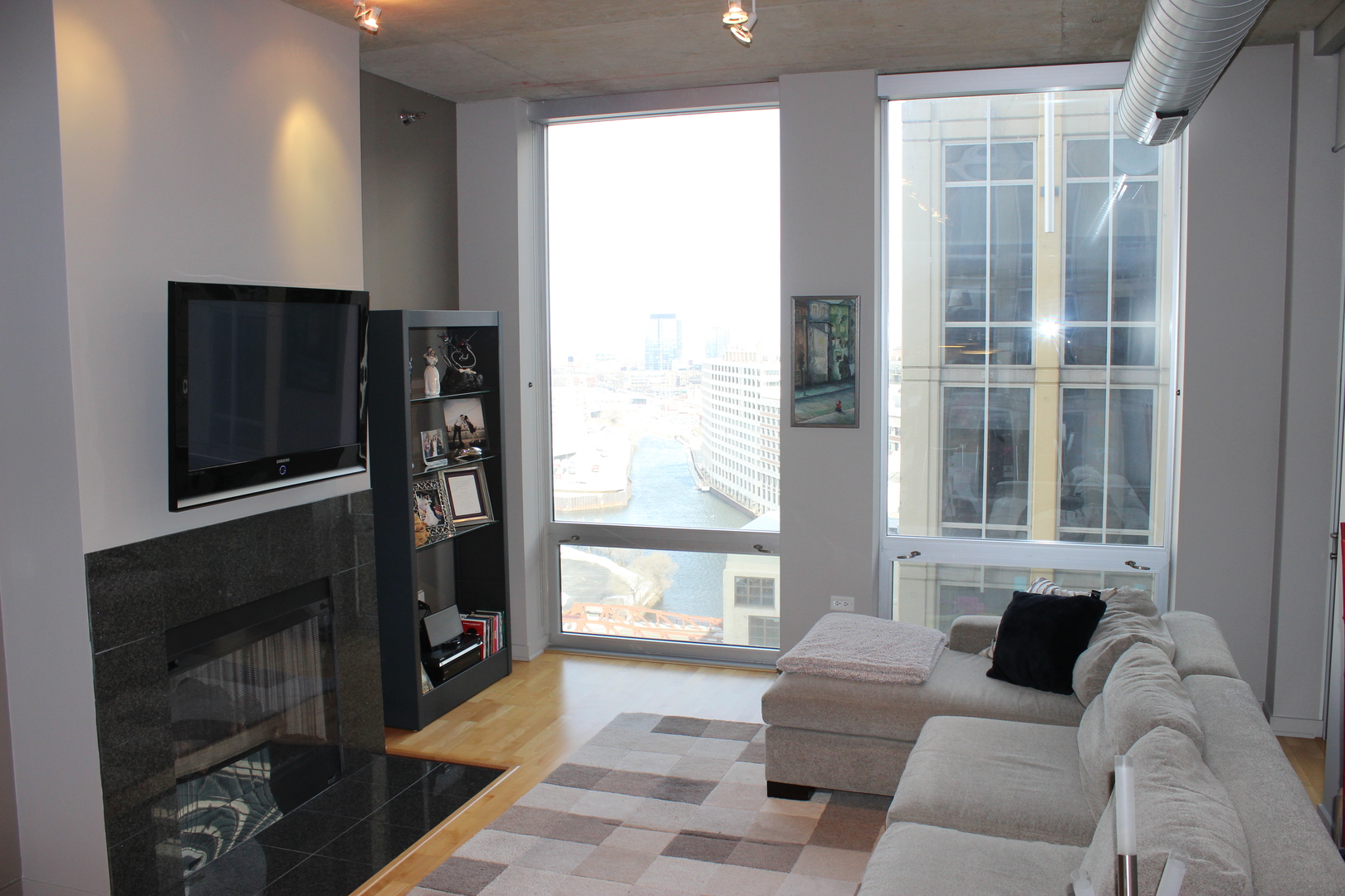 700 N Larrabee Street Unit: 1502