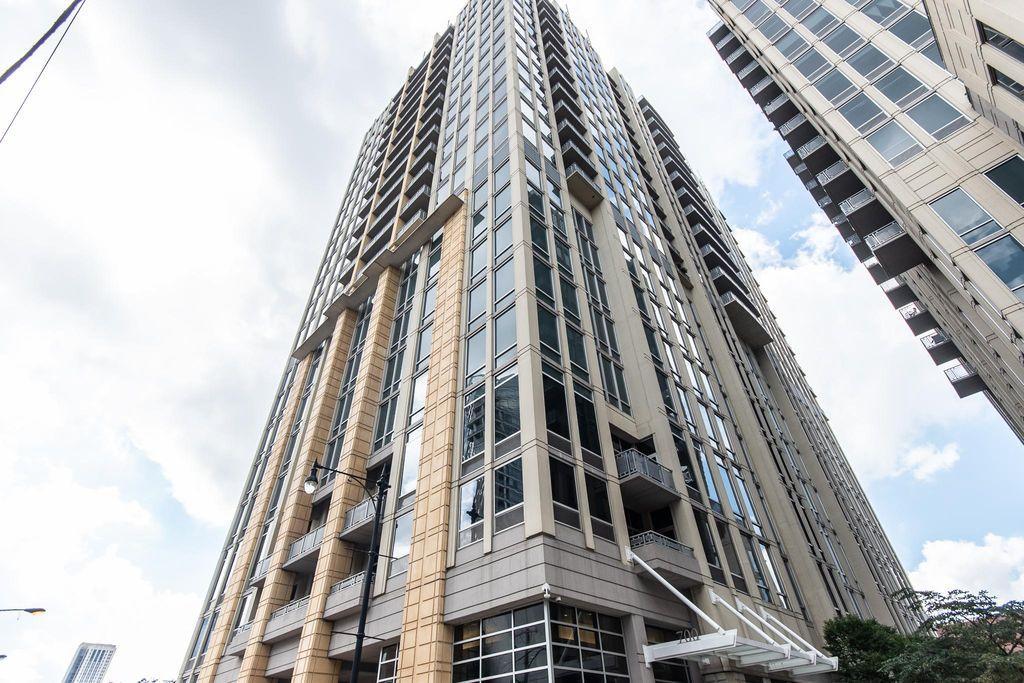 700 N Larrabee Street Unit: 1502