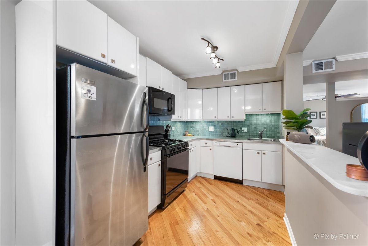 1920 W Dickens Avenue Unit: 2C