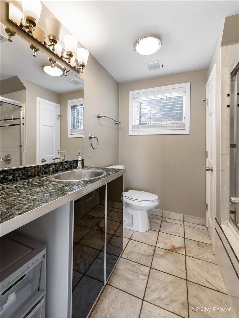 1920 W Dickens Avenue Unit: 2C