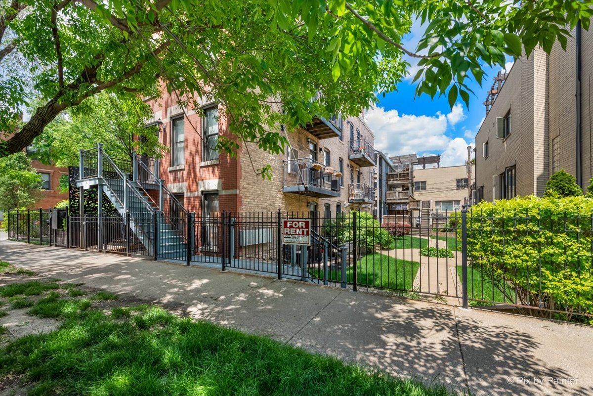 1920 W Dickens Avenue Unit: 2C