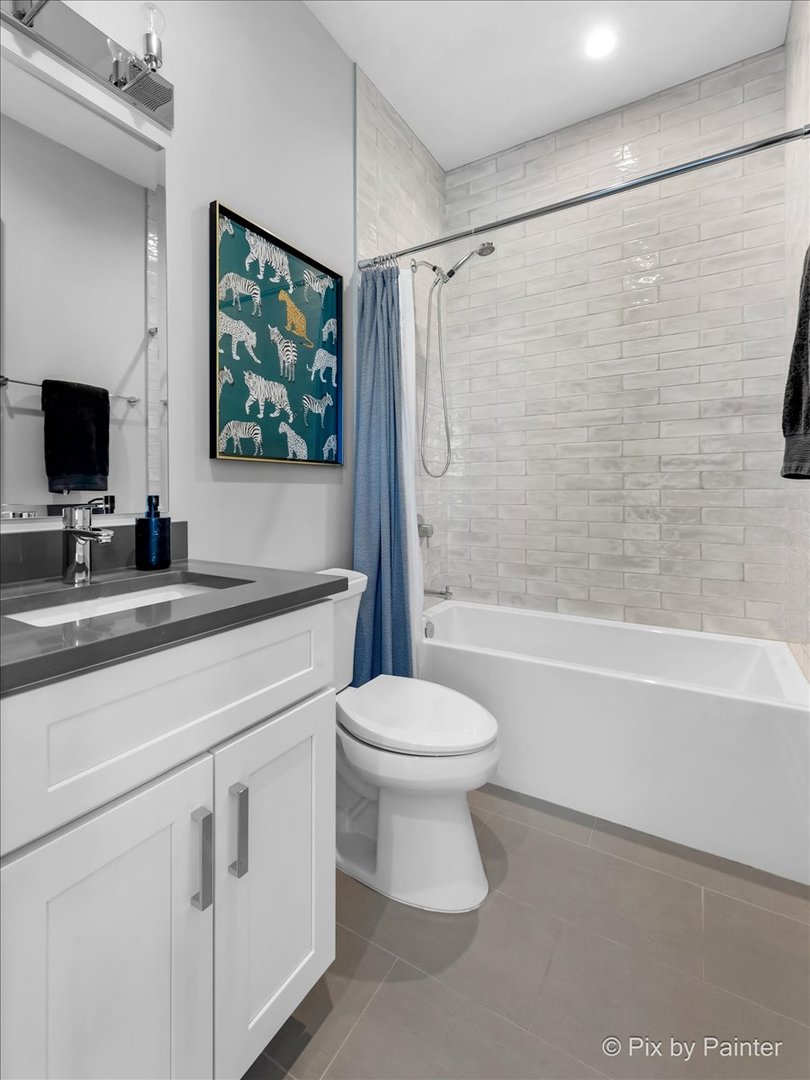 1438 W Catalpa Avenue Unit: 301