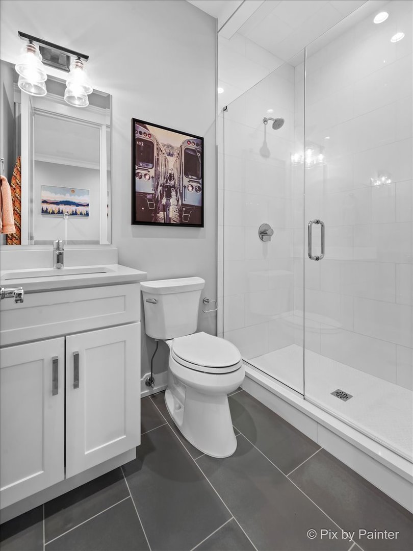 1438 W Catalpa Avenue Unit: 301