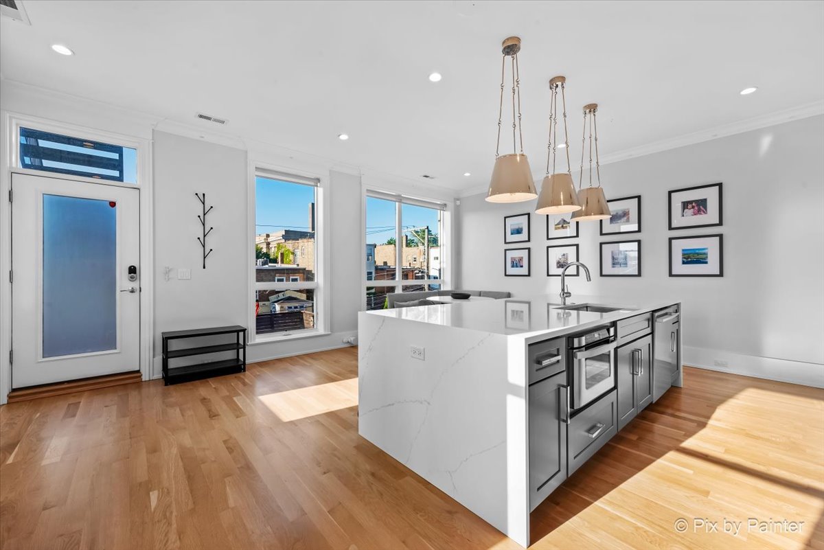 1438 W Catalpa Avenue Unit: 301