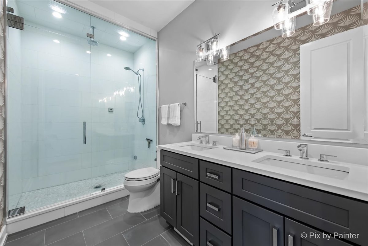 1438 W Catalpa Avenue Unit: 301