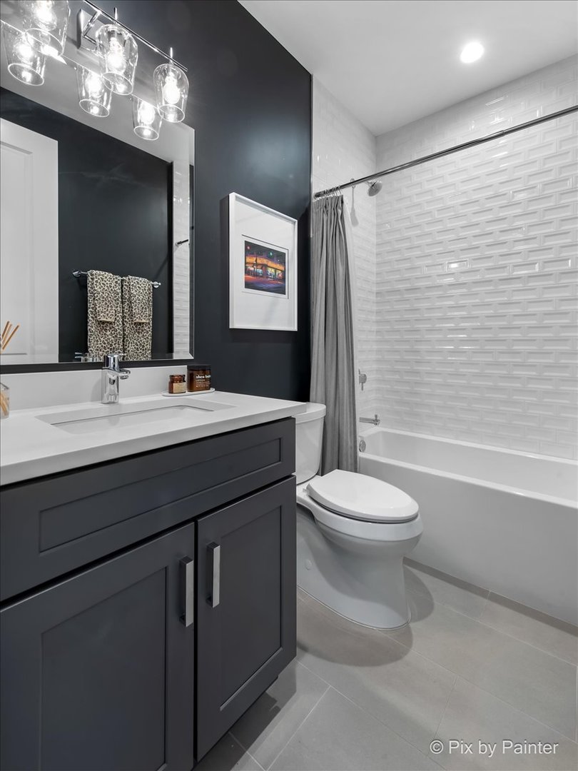 1438 W Catalpa Avenue Unit: 301